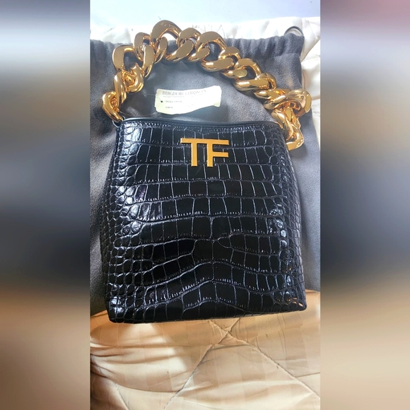 【関税・送料無料】TOM FORD ロゴパッチ クレセントバッグ TOM FORD Tロゴ レザー クラッチバッグ ブラック (TOM FORD